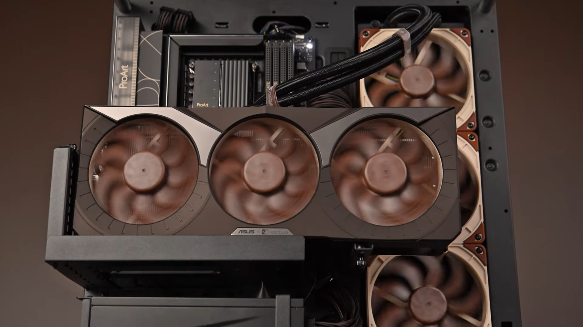 Operatori cinesi rimuovono il dissipatore a tre ventole per installare un blower a due slot.